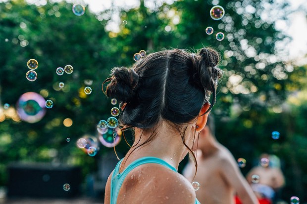 Back-of-girls-head-wet-bubbles-Inti-St-Clair-Lifestyle-John_House_Pool_0844-Edit